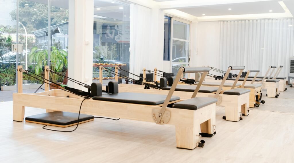 Aparelho Reformer de Pilates sendo utilizado para fortalecimento