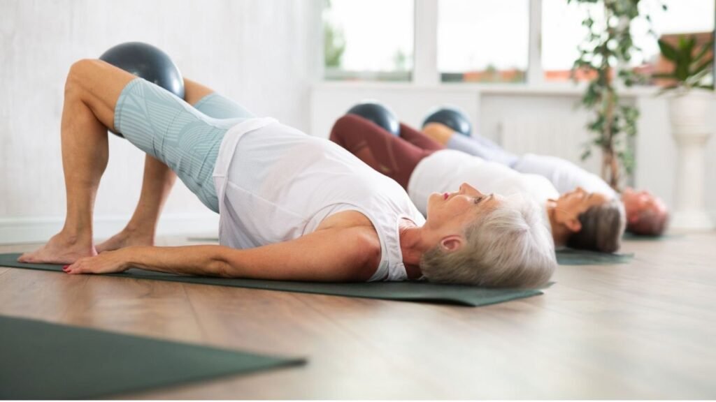 Pilates na Terceira Idade: O Segredo para Envelhecer com Independência e Sem Dor 4 Idoso realizando exercício de fortalecimento de pernas e glúteos para combater a sarcopenia