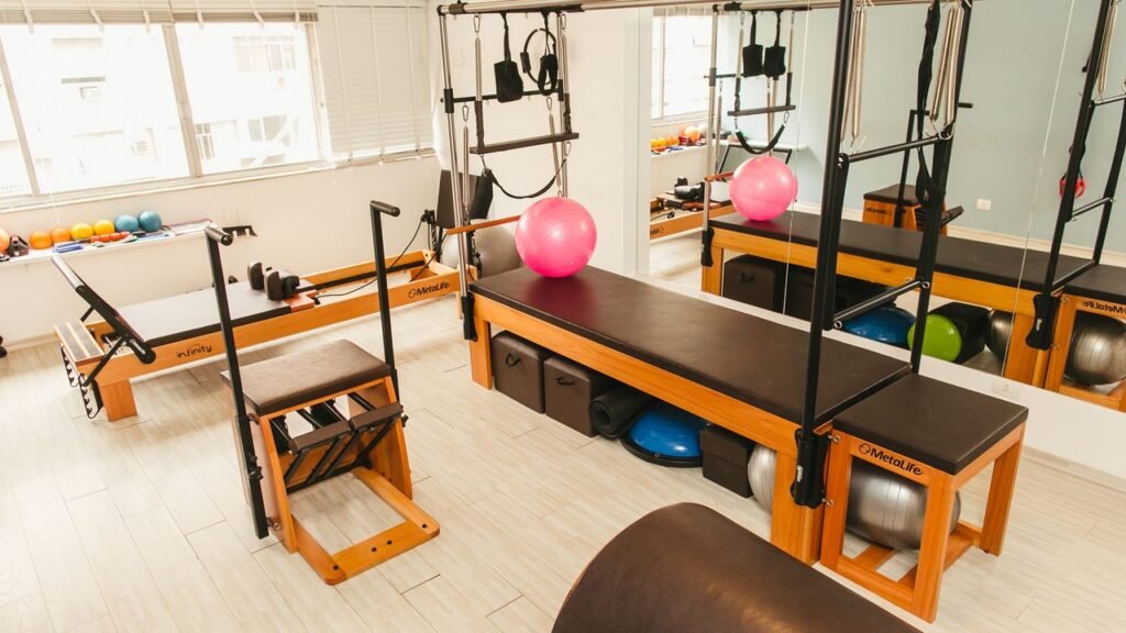 Estúdio completo com equipamentos de pilates reformer cadillac e chair